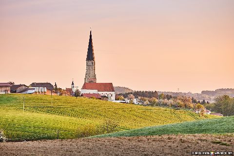 Gemeinde Zeilarn Landkreis Rottal-Inn Schildthurn Kirche aus Schmiding (Dirschl Joahnn) Deutschland PAN